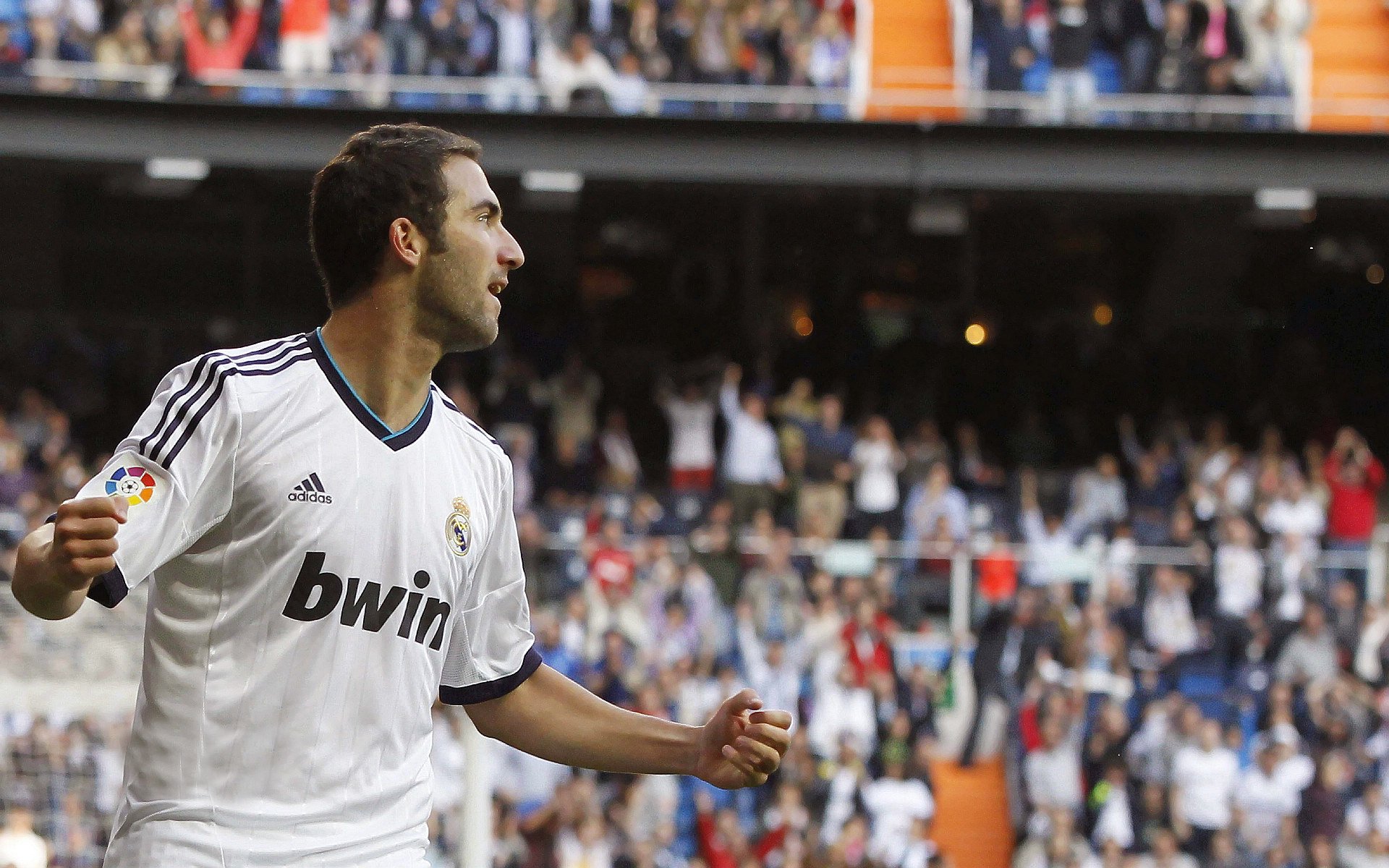 皇家马德里主场力克巴塞罗那，西甲争冠悬念再起